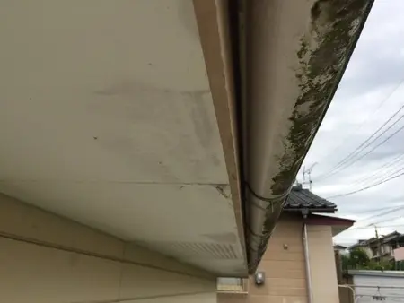 雨筋や付着汚れが目立つ壁面
