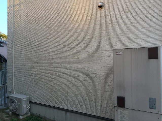 遠賀郡水巻町A様邸 外壁に発生したコケの状態