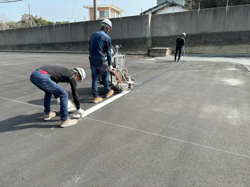北九州市門司区の駐車場ライン工事施工中
