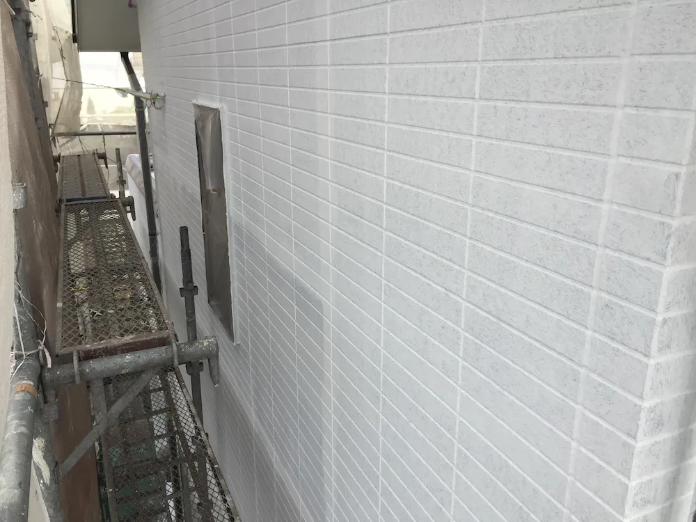 外壁塗料の下塗り作業