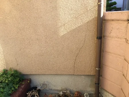 外壁壁面のひび割れ（クラック）