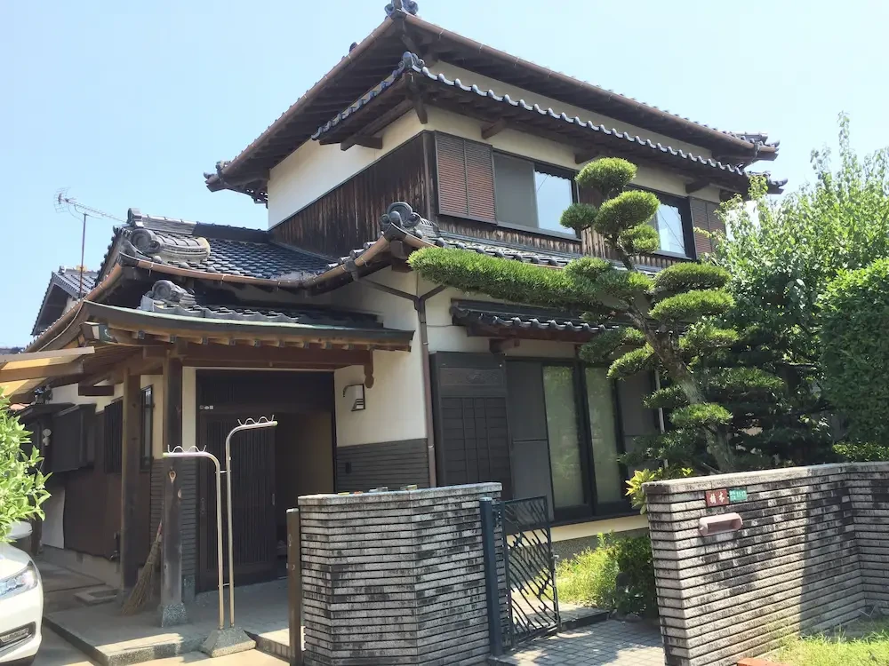 福津市若木台 M様邸 外壁塗装施工前 築30年の外壁劣化・ひび割れ・色あせ